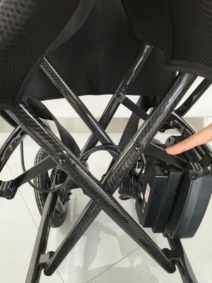 Cadeira de rodas elétrica leve de 11,5 kg com estrutura de fibra de carbono completa e assento estendido