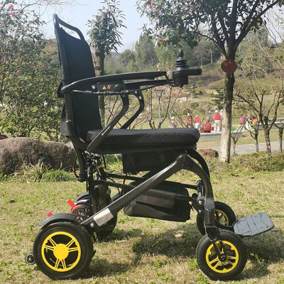 Viagens de pessoas com deficiência e idosos tornadas convenientes com cadeira de rodas elétrica de fibra de carbono